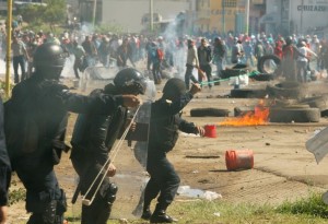 Protesters from the National Coordination of Education Workers (CNTE) teachers’ union clash with riot police officers during a protest against President Enrique Pena Nieto's education reform, in the town of Nochixtlan, northwest of the state capital, Oaxaca City, Mexico June 19, 2016. REUTERS/Jorge Luis Plata