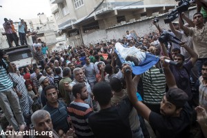 Le corps d'un des enfants de la famille Shuheibar est porté lors des funérailles de Afnan (8) Jehad (10) et Wassim (9) dans le quartier de Tuffah, à la ville de Gaza, le 17 Juillet 2014. Trois enfants de la famille Shuheibar: Afnan , et ses cousins- Jehad et Wassim, ont été tué le même jour par un missile tiré d'un drône israélien, alors qu'ils jouaient sur le toit de la maison familiale.