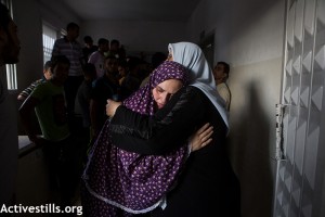 La mère (gauche) de Jehad (10) et Wassim (9) Shuheibar pleure à la morgue de l'hôpital Al-Shifa, à la ville de Gaza; le 17 Juillet 2014. Trois enfants de la famille Shuheibar: Afnan (8), et ses cousins- Jehad (10) et Wassim (9),ont été tué le même jour par un missile tiré d'un drône israélien, alors qu'ils jouaient sur le toit de la maison familiale.