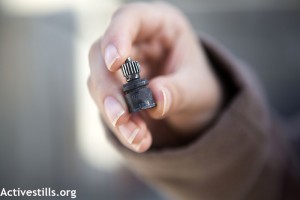 Une pièce recueillie parmi les fragments d'un missile israélien qui a tué trois enfants de la famille Shuheibar est montrée par Wissam Shuheibar à Gaza, le 17 Novembre 2014. Sa fille Afnan (8), et les neveux de Wissam- Jehad (10) et Wassim (9), ont été tués le 17 juillet 2014 par un missile tiré d'un drône israélien, alors qu'ils jouaient sur le toit de la maison familiale.