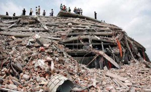 A view of the nine storey garment building that collapsed at Savar, 32km north-west of the capital, Dhaka, Bangladesh on Monday 11 April, 2005. Rescue workers discover five dead bodies and lot of injured workers inside the building. 60 injured workers from the garment factory had been pulled from the rubble according to the fire officials. At least seven people were killed and hundreds are feared trapped. Police believe the building collapsed when a boiler exploded. The death toll is also expected to rise. EPA/STR +++(c) dpa - Bildfunk+++