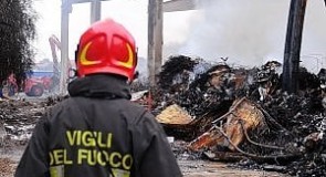Terre dei fuochi ovunque: aumentano in Italia gli incendi di depositi di rifiuti