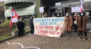 Lavoratrici addette alle pulizie degli ospedali di Padova in sciopero per il rinnovo del CCNL Pulizie/Multiservizi