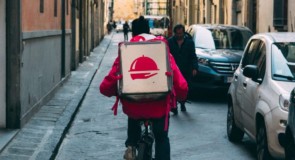 Riconosciuta la natura subordinata del rapporto di lavoro di un “rider”: applicate le tutele previste per il licenziamento orale, con diritto alla reintegra