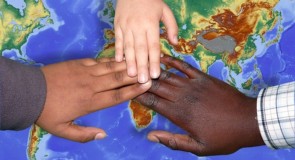I lavoratori subordinati extracomunitari con permesso di soggiorno hanno diritto agli assegni familiari anche per i figli minori rimasti nel Paese d’origine